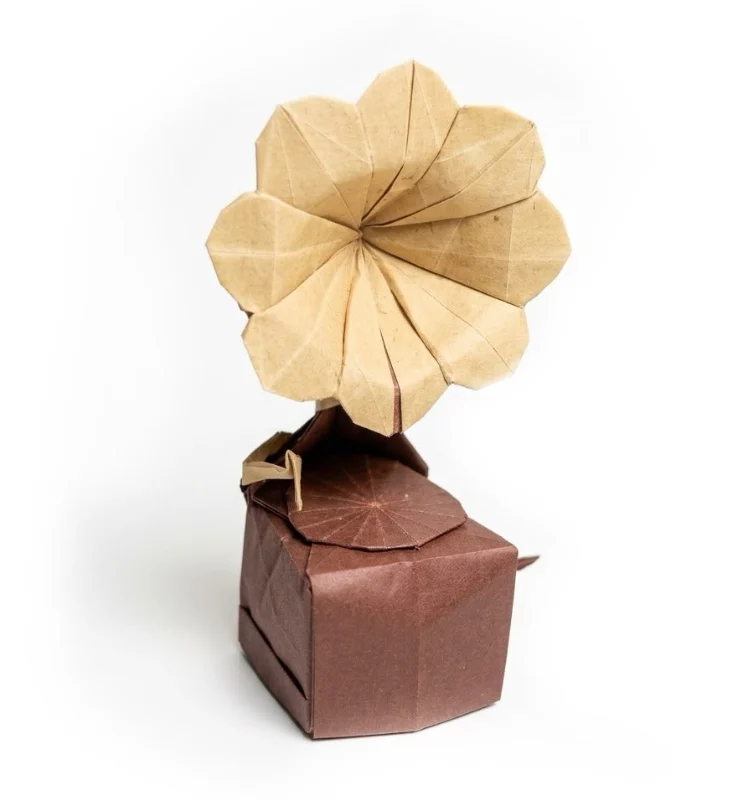 Origami Gramophone designed by Kobashi Kiyotaka, folded by origami_follia, using Damul paper (#07 Damul - Marron)