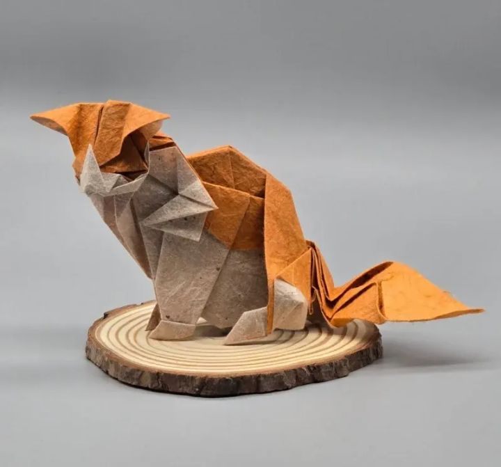 Origami Cat designed by Katsuta Kyohei, folded by calerodriguezchristian, using Duo Thai paper (BROWN/WHITE)